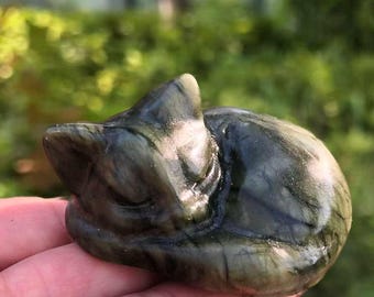 Scultura di gatto addormentato in serpentina / Statuina di gatto in cristallo intagliata a mano / Decorazione di animali in pietra curativa