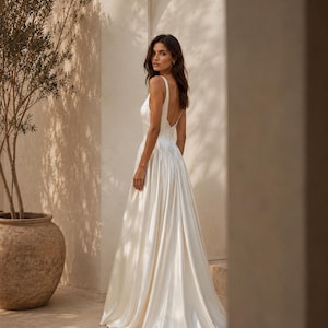Minimalistisches Satin-Brautkleid, Elfenbein-Brautkleid, tiefer V-Ausschnitt, eleganter A-Linien-Zug, handgefertigtes Braut-Outfit, moderne Zeremoniekleidung Bild 3
