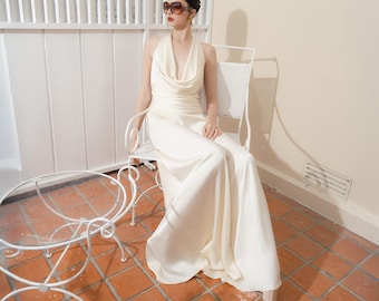 シルクサテンのホルターネックトップとワイドレッグパンツのセット、エレガントな装い