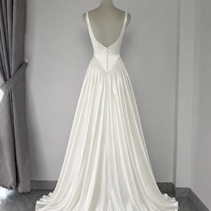 Minimalistisches Satin-Brautkleid, Elfenbein-Brautkleid, tiefer V-Ausschnitt, eleganter A-Linien-Zug, handgefertigtes Braut-Outfit, moderne Zeremoniekleidung Bild 8