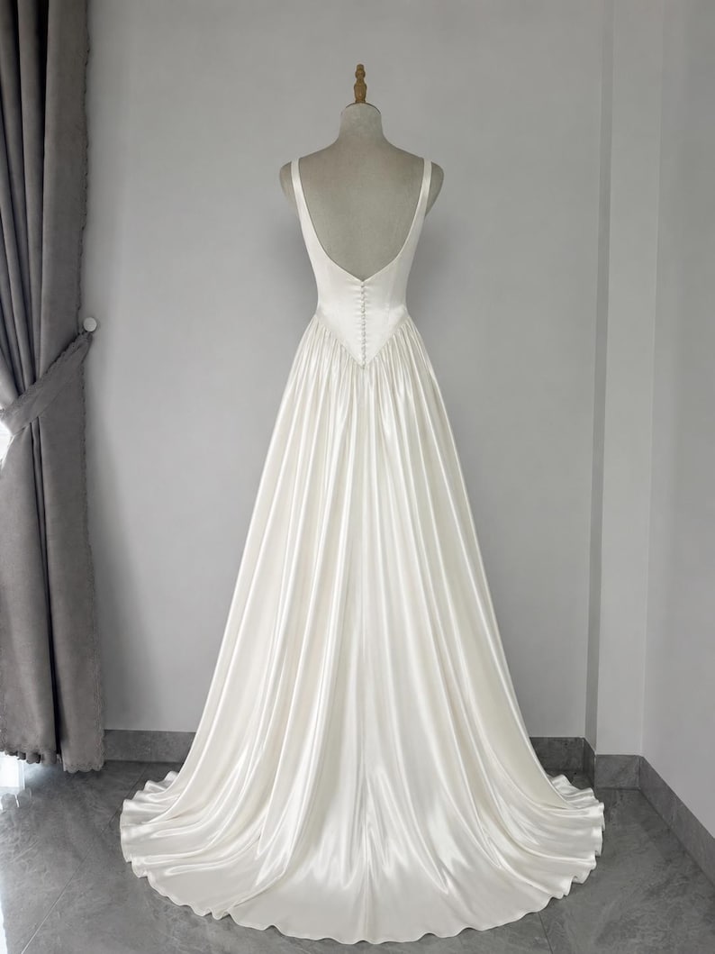 Minimalistisches Satin-Brautkleid, Elfenbein-Brautkleid, tiefer V-Ausschnitt, eleganter A-Linien-Zug, handgefertigtes Braut-Outfit, moderne Zeremoniekleidung Bild 8