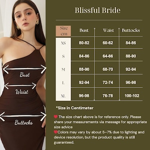 K&ouml;nnte beinhalten: Ein dunkelbraunes One-Shoulder-Kleid mit einer Gr&ouml;&szlig;entabelle namens Blissful Bride. Die Tabelle listet Ma&szlig;e in Zentimetern f&uuml;r Brust, Taille und Ges&auml;&szlig; von Gr&ouml;&szlig;e XS bis XL auf, erg&auml;nzt durch Text zu Gr&ouml;&szlig;enreferenzen und Farbabweichungen.