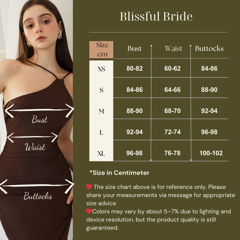 K&ouml;nnte beinhalten: Ein dunkelbraunes One-Shoulder-Kleid mit einer Gr&ouml;&szlig;entabelle namens Blissful Bride. Die Tabelle listet Ma&szlig;e in Zentimetern f&uuml;r Brust, Taille und Ges&auml;&szlig; von Gr&ouml;&szlig;e XS bis XL auf, erg&auml;nzt durch Text zu Gr&ouml;&szlig;enreferenzen und Farbabweichungen.