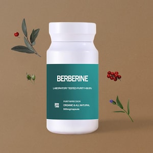 Op de afbeelding: Een witte fles Berberine capsules met een turquoise label. Het label bevat de tekst "BERBERINE", "LABORATORY TESTED PURITY>99.9%" en "ORGANIC & ALL NATURAL 500mg/capsule". De afbeelding toont ook takjes met bladeren en bessen.