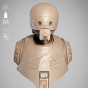 Puede incluir: Busto detallado de un droide K-2SO, con un acabado metálico desgastado. La escultura es a escala 1/4 e incluye el texto "TESTED PRESUPPORTED", "1/4 SCALE" y "RESIN & FDM". La cabeza del droide tiene dos elementos circulares en forma de ojos.