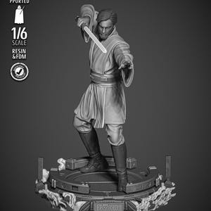 Peut inclure: Statue en résine monochrome d'un personnage de Star Wars : Épisode III, tenant un sabre laser. La figurine est posée sur une plateforme détaillée. La statue est à l'échelle 1/6 et porte l'inscription "TESTED PRESUPPORTED".