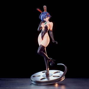 Pode incluir: Uma figura colecionável de estilo anime com um personagem de cabelo azul curto e orelhas de coelho longas. A figura veste um collant preto, luvas longas e botas de cano alto, sobre uma base circular desenhada como uma bobina de filme.