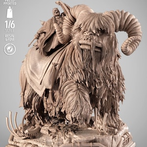 Puede incluir: Escultura de resina beige que representa una criatura cornuda y peluda que lleva una figura. La escultura está etiquetada como "1/6 SCALE RESIN & FDM" y está montada sobre una base rectangular. Modelo detallado.
