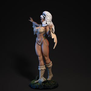 Op de afbeelding: Gedetailleerd beeldje van een personage met wit haar, gekleed in een beige outfit met gouden accenten. De figuur poseert met uitgestrekte armen, staand op een kleine, gedetailleerde basis. De algehele esthetiek is fantasie-thema.