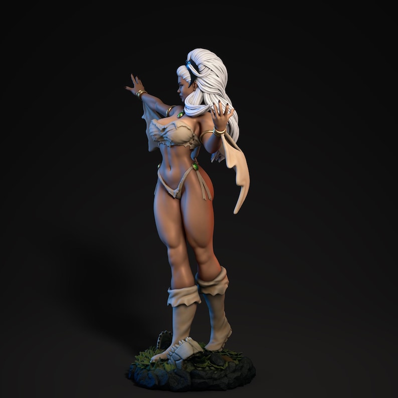 Op de afbeelding: Gedetailleerd beeldje van een personage met wit haar, gekleed in een beige outfit met gouden accenten. De figuur poseert met uitgestrekte armen, staand op een kleine, gedetailleerde basis. De algehele esthetiek is fantasie-thema.