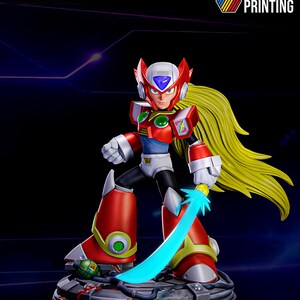 Puede incluir: Figura detallada de un personaje con armadura roja, blanca y azul con pelo largo y amarillo, sosteniendo una espada azul brillante. La base es negra con detalles verdes y plateados. El texto "MULTI COLOR PRINTING" está en la esquina superior derecha.