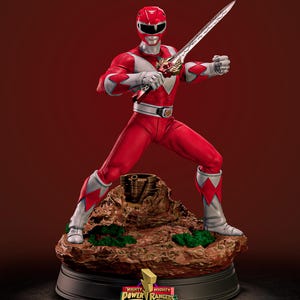 Könnte beinhalten: Eine rot-weiße Power Ranger-Figur, die ein Schwert hält. Die Figur steht auf einem felsigen Sockel mit grünem Laub. Die Worte "Multi Color Printing" stehen oben rechts. Das Power Rangers-Logo befindet sich unten.