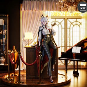 Op de afbeelding: Anime-stijl figuur met wit haar, draagt een wit overhemd, een zwarte broek met een witte streep en een cape. De figuur bevindt zich in een luxe kamer met een piano, een bureau en een rode fluwelen touwbarrière.