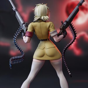 Op de afbeelding: Een blonde anime-stijl figuur van achteren gezien, gekleed in een beige uniform met een korte rok en witte dijhoge kousen. Het figuur houdt twee grote machinegeweren vast, elk verbonden met een lange, gebogen riem van metalen munitiepatronen.