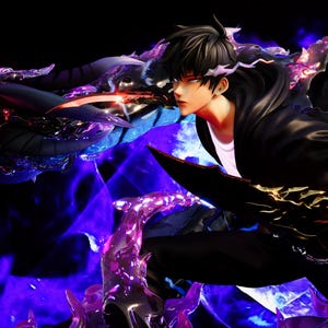 Puede incluir: Ilustración digital de un personaje de la serie Solo Leveling. El personaje sostiene una espada y está posicionado frente a un dragón. El dragón es negro y morado con detalles rojos. El fondo es oscuro con energía morada y azul.