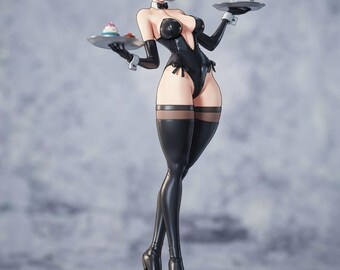 Könnte beinhalten: Eine Anime-Sammelfigur mit kurzem weißem Haar und schwarzer Augenmaske, bekleidet mit einem schwarzen Hasenkostüm, schwarzen Handschuhen mit weißen Manschetten und schwarzen Overknee-Strümpfen. Die Figur hält zwei silberne Tabletts mit Getränken.