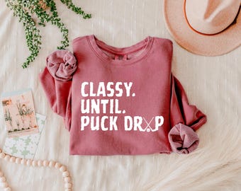 Sudadera de hockey Comfort Colors®, camiseta de hockey "Classy Until Puck Drop", sudadera para el día del partido de hockey, regalo para mamás de hockey, camiseta para amantes del hockey