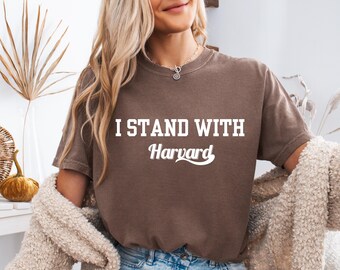 Camiseta Comfort Colors "I Stand With Harvard": Camiseta de resistencia anti-Trump