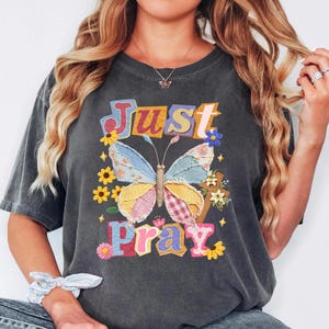 Camiseta cristiana Comfort Colors Just Pray, diseño de mariposa con estampado floral primaveral, solo estampado (no es un parche).