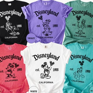 Camiseta Comfort Colors® para viaje familiar a Disneyland California, estilo retro, con Mickey y sus amigos. Camiseta a juego para vacaciones. Camisetas para grupos Disney. Camiseta familiar Disney. imagen 1