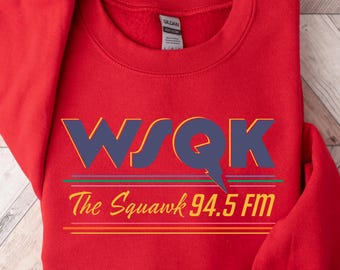 Sudadera con la radio WSQK The Squawk 94.5 FM, sudadera WSQK, cuello redondo vintage de ciencia ficción, suéter nostálgico de los 80, regalo de camiseta de radio retro