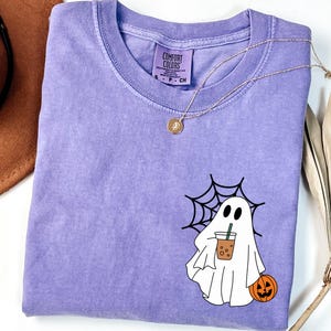 Comfort Colors® Сute Ghost Kaffee-Shirt | Süßes kleines Gespenst Iced Coffee T-Shirt | Halloween-Geist T-Shirt | Gespenster Shirt für Kaffee Fans