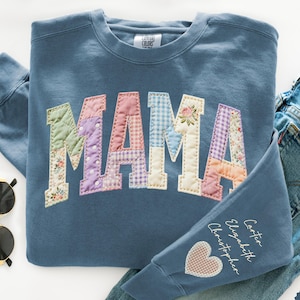 Personalisiertes Mama Faux Patchwork Shirt mit Kindernamen, Blumenmutter Shirt personalisiert, Muttertagsgeschenk Shirt für Mama (keine echten Nähte)