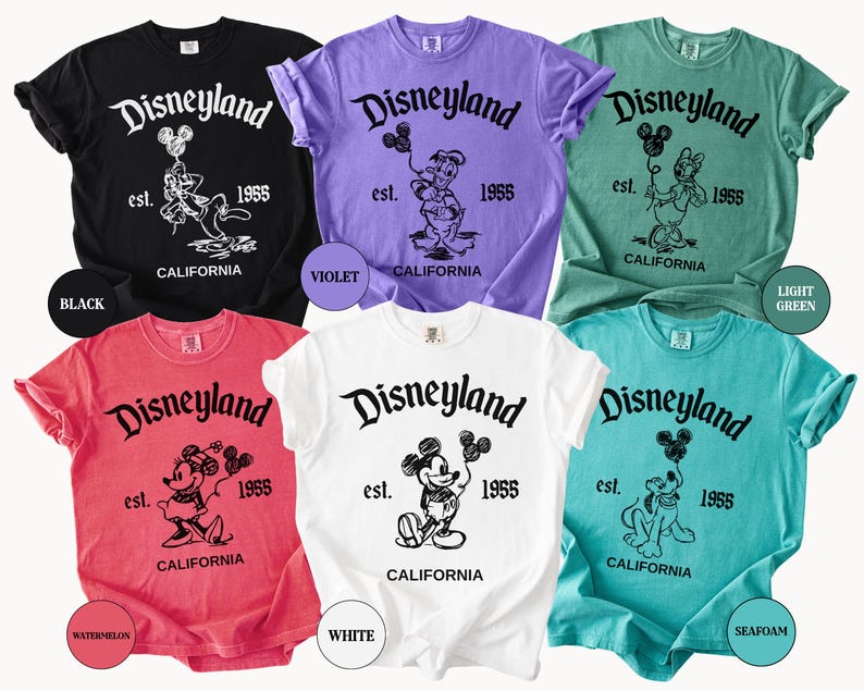 Camiseta Comfort Colors® para viaje familiar a Disneyland California, estilo retro, con Mickey y sus amigos. Camiseta a juego para vacaciones. Camisetas para grupos Disney. Camiseta familiar Disney. imagen 1