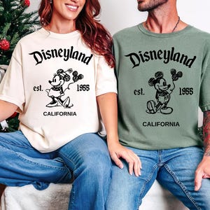 Camiseta Comfort Colors® para viaje familiar a Disneyland California, estilo retro, con Mickey y sus amigos. Camiseta a juego para vacaciones. Camisetas para grupos Disney. Camiseta familiar Disney. imagen 4