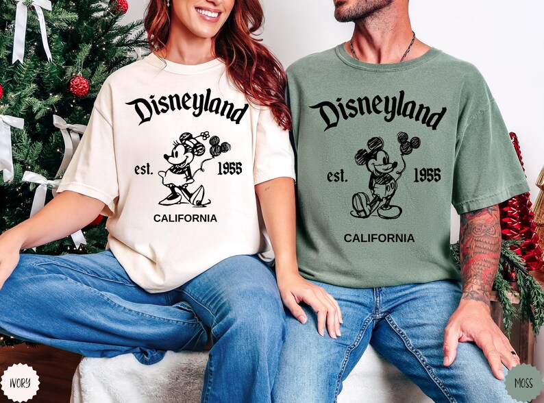 Camiseta Comfort Colors® para viaje familiar a Disneyland California, estilo retro, con Mickey y sus amigos. Camiseta a juego para vacaciones. Camisetas para grupos Disney. Camiseta familiar Disney. imagen 4