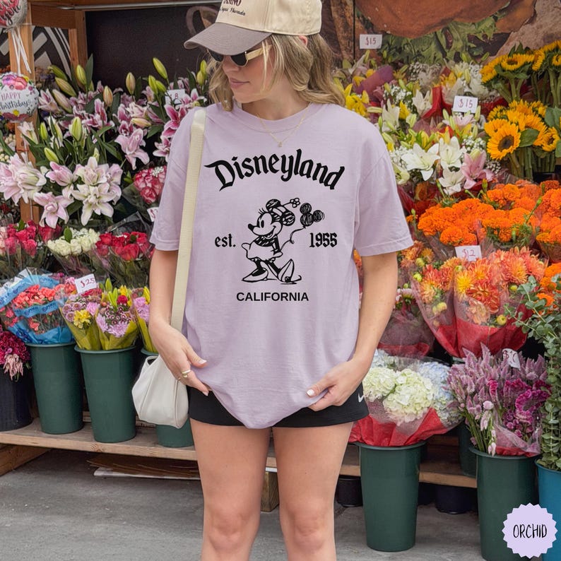 Camiseta Comfort Colors® para viaje familiar a Disneyland California, estilo retro, con Mickey y sus amigos. Camiseta a juego para vacaciones. Camisetas para grupos Disney. Camiseta familiar Disney. imagen 3