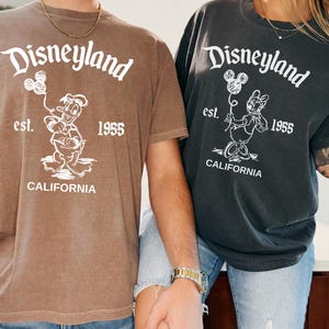 Camiseta Comfort Colors® para viaje familiar a Disneyland California, estilo retro, con Mickey y sus amigos. Camiseta a juego para vacaciones. Camisetas para grupos Disney. Camiseta familiar Disney. imagen 5