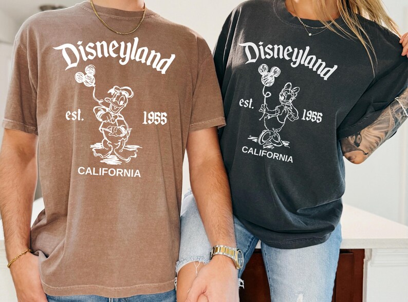 Camiseta Comfort Colors® para viaje familiar a Disneyland California, estilo retro, con Mickey y sus amigos. Camiseta a juego para vacaciones. Camisetas para grupos Disney. Camiseta familiar Disney. imagen 5