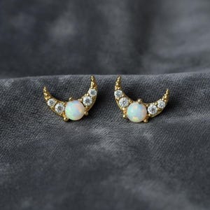 Boucles d'oreilles puces en opale croissant de lune | Petites puces célestes en opale de feu blanche | Boucles d'oreilles délicates lune et étoile | Cadeau pour elle