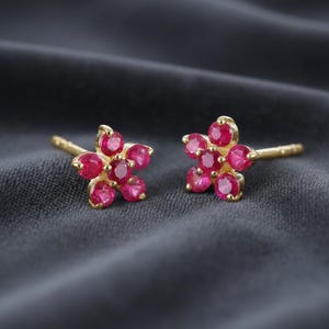 Pendientes de flor de rubí, plata de ley 925, piedra natal de julio, delicados pendientes de gemas florales, regalo hecho a mano para ella.