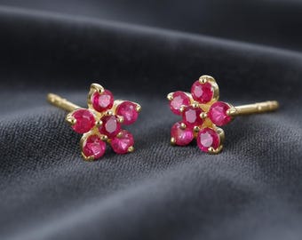 Orecchini a bottone con fiore di rubino, argento sterling 925, gioielli con pietra portafortuna di luglio, delicati orecchini a bottone con pietre preziose floreali, regalo fatto a mano per lei