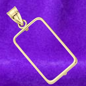 Cornice per barra Swiss Pamp Suisse con montatura a lunetta per lui, realizzata a mano, in argento sterling 925, con ciondolo a barra in oro giallo 14 carati.