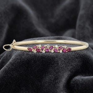 マーキーズカットルビーの葉モチーフバングル - 輝く赤い宝石のボタニカルブレスレット - 繊細な手作りのフローラルジュエリー - 7月の誕生石をあしらった、彼女への特別な贈り物