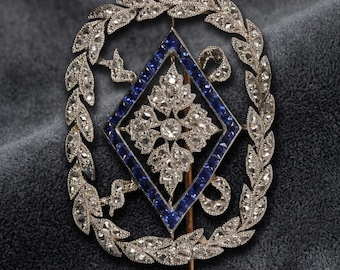 Broche de plata con diamantes redondos y talla princesa y zafiros azules - Exquisita joyería artesanal de época, regalos personalizados