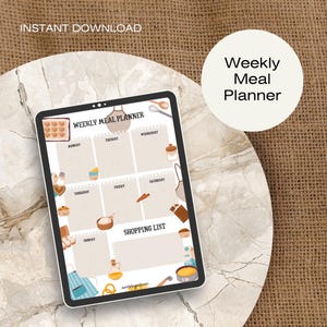 Può includere: Un pianificatore di pasti settimanale digitale visualizzato su un tablet. Il pianificatore presenta sezioni per ogni giorno della settimana, con illustrazioni di strumenti di cottura e cucina. Le parole "Weekly Meal Planner" e "Shopping List" sono visibili. È presente anche la frase "Instant Download".