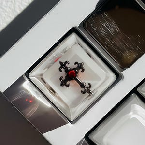 Tecla de resina con cruz gótica, incrustación de corazón metálico, interruptor MX hecho a mano