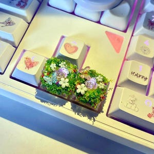 Resin Flower Artisan Keycap – Handmade Moss Keycap with Butterfly & Bloom – OEM SA R1 Compatible for Cherry MX Switches