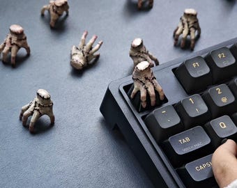 Mano horror artigianale, copritasto con dita cucite, scultura per tastiera meccanica, tasto accento inquietante e spettrale, configurazione scrivania gotica, regalo per giocatori e collezionisti