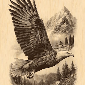 Op de afbeelding: Sepia-getinte illustratie van een Amerikaanse zeearend in vlucht, met wijd gespreide vleugels. De arend zweeft boven een bos en bergketen. Het kunstwerk heeft een gedetailleerde, vintage stijl, met de nadruk op de veren van de arend en het natuurlijke landschap.