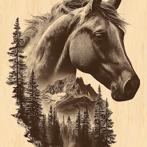 Op de afbeelding: Een sepia-getinte illustratie van een paardenkop, met een berg- en boslandschap erin verwerkt. Het kunstwerk heeft gedetailleerde lijnen, waardoor een textuureffect ontstaat. De achtergrond is een lichte houtnerf.