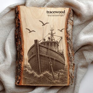 Puede incluir: Placa de madera con un grabado detallado de un barco pesquero en el mar, con gaviotas sobrevolando. La placa tiene un borde de corteza natural y el texto "tracewood STUDIO" y "Every Line Leaves Legacy".