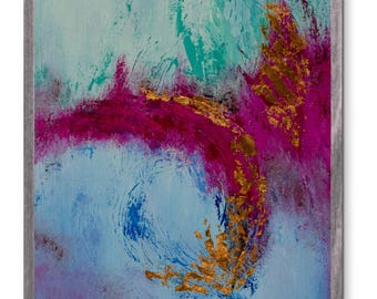 Puede incluir: Pintura de arte abstracto en un marco plateado. La obra presenta una mezcla de colores, incluyendo azul claro, verde azulado, magenta y dorado. La composición tiene un estilo dinámico de pinceladas, con enfoque en la textura y el movimiento.