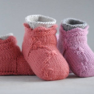 Baby booties knitting Pattern 'Lila Stay-On Bootie' , a knitting pattern for baby girls and handmade baby shower gift image 1