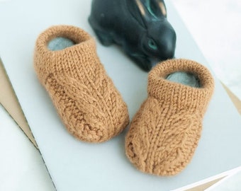 Stay-on baby booties knitting pattern | Easy baby shoes with photo tutorial (5 sizes)