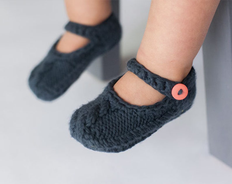 Baby booties knitting pattern - a Mary Jane style baby shoe - pdf and photo tutorial image 3